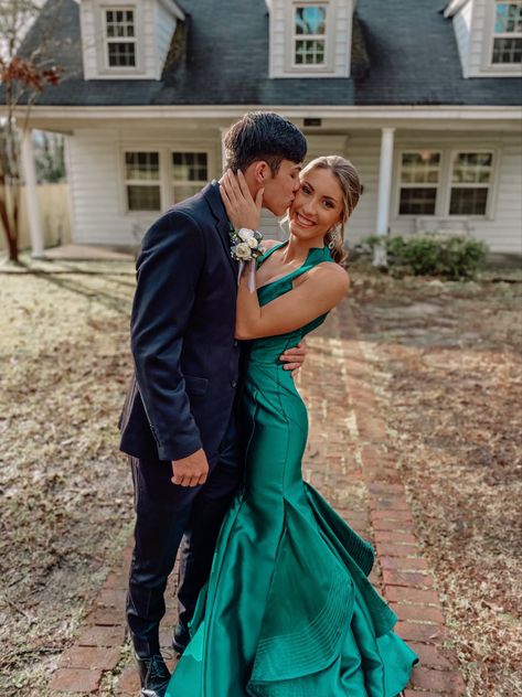 Preppy Couple, Formal Gowns Elegant, Homecoming Pics, Green Satin Prom Dress, Prom Dress 2023, Hoco Pictures, Prom Photography Poses, Prom Dress Backless, Prom Dates