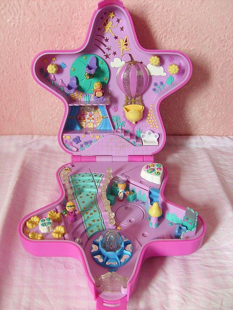 I think I had about 40 Polly Pockets....this was one of my favorites! Old Polly Pocket, Pink Toy, Polly Pocket Dolls, Polly Pockets, Right In The Childhood, 90s Memories, 90s Toys, Childhood Movies, 90s Baby