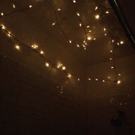 Ceiling Aesthetic Dark, Light Shower Aesthetic, Staring At The Ceiling Aesthetic, String Lights Aesthetic, Susan Aesthetic, Mint Choco, Light Grunge, Candles Dark, Dark Space