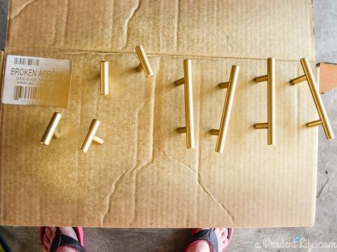 to spray cabinet handles, push screws through cardboard and secure hardware as if installed on cabinet, spray :) {Updating Inexpensive Cabinet Hardware| Spray Paint Cabinets, Gold Kitchen Hardware, Painting Hardware, Gold Cabinet Hardware, Diy Ring, Kitchen Pulls, Gold Spray Paint, Diy Kitchen Decor, Diy Upcycling