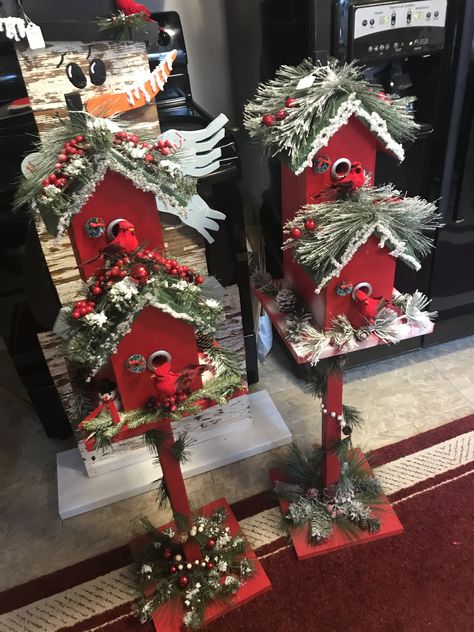 Themed Bird Houses, Diy Christmas Bird Houses, Christmas Birdhouse, Christmas Birdhouses Ideas, Birdhouse Painting Ideas Christmas, Christmas Bird Houses, Christmas Bird House Decoration, Dollar Tree Crafts Diy Christmas Decor, Cardinal Christmas Decor