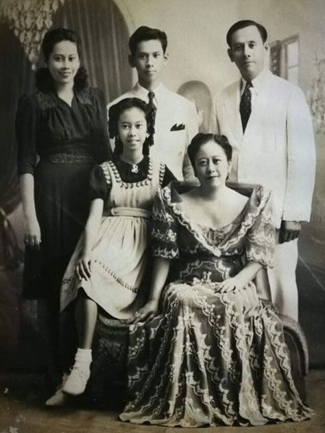 Carlos and Lourdes Kipping with their children: Remedios (standing), Carlos Jr. and Rosalinda (seated), 1940's #kasaysayan #genealogy Leonor Rivera, Philippines Fashion, Jose Rizal, Vermillion Red, Old Home, Classic Image, House Dress, Sweet Memories, Online Magazine