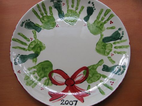 @Sandra Pendle Pendle Pendle Vanderbeck Heyrich Thompson , it would have to be a big plate, but something like this for when everyone is up ? even t-shirts? Handprint Wreath, Groundhog Day, Christmas Ornament Crafts, Grandparent Gifts, Christmas Crafts For Kids, Baby Crafts, Diy Christmas Gifts, Christmas Cheer, Kids Crafts