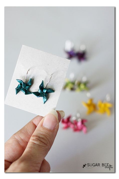 How to Make Clay Pinwheel Earrings - Sugar Bee Crafts Diy Earrings Tutorial, Diy Fimo, Origami Jewelry, How To Make Clay, Deco Originale, Bee Crafts, Polymer Jewelry, Fimo Clay, Earring Tutorial