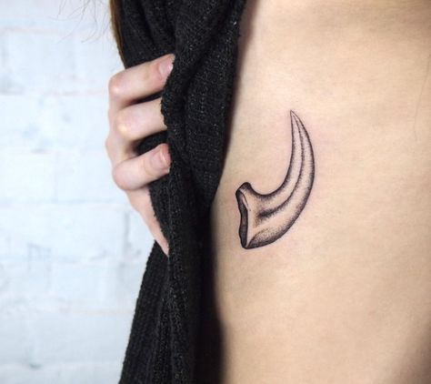 Raptor Claw - Tattoo People Toronto - Jess Chen Dinosaur Claw Tattoo, Raptor Dinosaur Tattoo, Raptor Claw Tattoo, Raptor Tattoo, Velociraptor Tattoo, Velociraptor Claw, Raptor Claw, Claw Tattoo, Rose Ideas