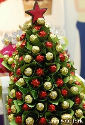 How to Make an Edible Christmas Tree Candy Arrangements, Chocolate Stars, Chocolate Bouquet Diy, Sweet Trees, Sweet Bouquet, Chocolate Flowers, Candy Crafts, Flowers Bouquet Gift, Valentine Candy