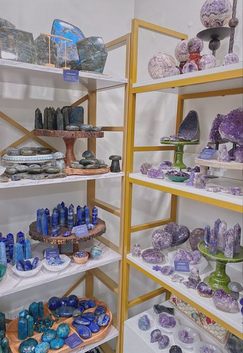 Rock Shop Displays, Crystal Shop Display Ideas, Crystal Shop Aesthetic, Crystal Collection Display, Rock Display, Crystal Store, Metaphysical Store, Yoga Studio Design, Crystal Room