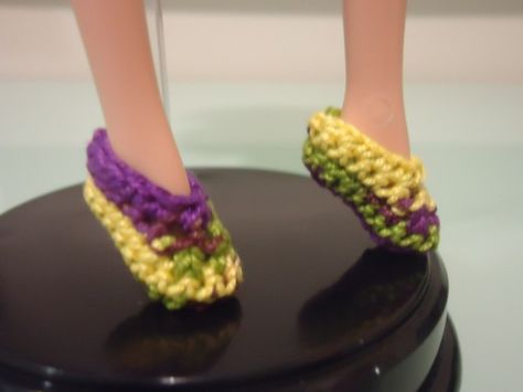 Barbie Ballet Flats (Free Crochet Pattern) Shoe Patterns, Crochet Barbie Patterns, Crochet Doll Clothes Free Pattern, Free Barbie, Accessoires Barbie, Barbie Knitting Patterns, Dolls Crochet, Crochet Barbie, Barbie Doll Clothing Patterns