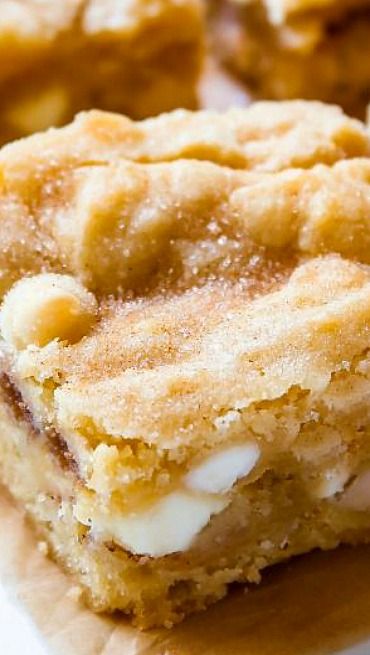 White Chocolate Snickerdoodle Blondies - holy hell. Need to make these! Unbaked Cookies, Heavenly Cookies, Snickerdoodle Blondies, Stomach Rumbling, Cake Brownie, Tree Bookshelf, Cinnamon Recipes, Spring Fun, Munnar