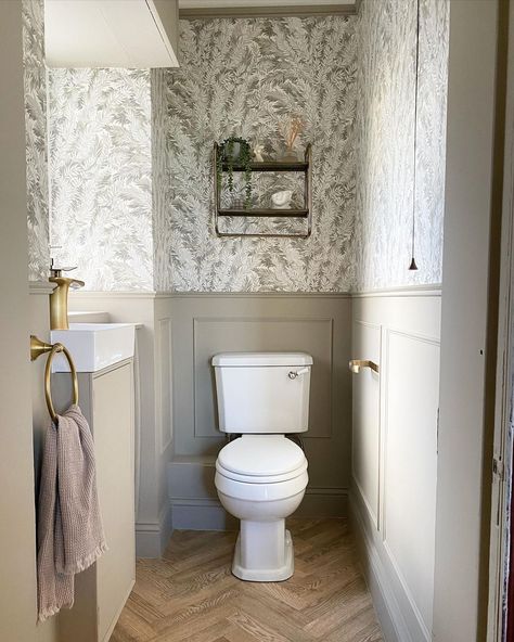 Victorian Home Bathroom, Victorian Bathroom Decor, Diy Powder Room, Powder Room Reno, Decor Storage Ideas, Cloakroom Toilet, Small Downstairs Toilet, Downstairs Cloakroom, Toilet Room Decor