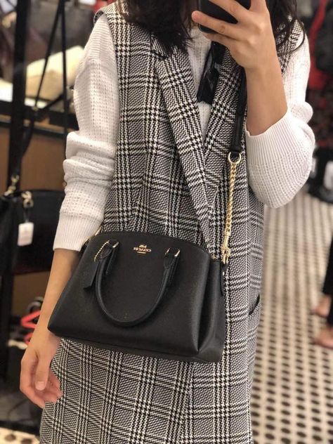 Casual Lady Outfits, Coach Sling Bags Women, Coach Sling Bag, Coach Sling, Lady Outfits, Bags Outfit, Outfit Work, Coach Outlet, Brand Bags