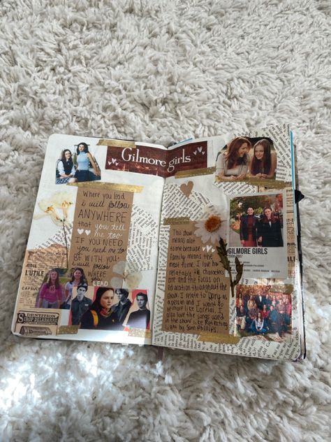 Gilmore Girls Scrapbook, Comfort Movies Journal, Journal Movie Page, Fav Movie Page Journal, Bullet Journal Films, Moleskine Film Journal, Girl Film, Yearbook Design, Bullet Journal Mood