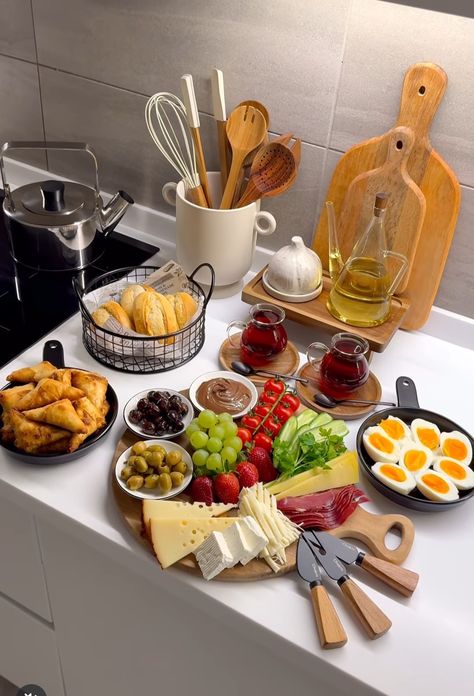 Morning Breakfast Aesthetic, Amazing Food Platters, Catering Ideas Food, Healthy Food Dishes, Easy Food Art, Healthy Lifestyle Food, Food Displays, Buffet Food, Food Platters