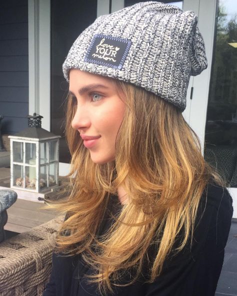 42.9 mil curtidas, 149 comentários - Ryan Whitney Newman (@ryrynewman) no Instagram: “Love my new @loveyourmelon beanie! This amazing company is dedicated to giving a hat to every child…” Ryan Whitney Newman, Billy Unger, Ryan Newman, Barbie Model, Normal Girl, Beautiful Long Hair, Pretty Eyes, Classic Looks, Cool Girl