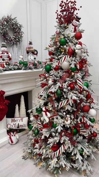 Instagram Red White And Green Christmas, Oversized Ornaments, Colorful Lights, 10th Anniversary, Candy Canes, White Green, Red White, Christmas Tree, Candy