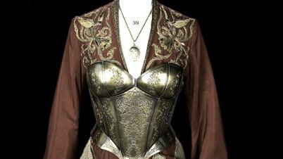 cersei armout Fantasy Ball Outfits, Lannister Armor, Jason Lannister, Cersei Lannister Costume, Cersei Lannister Aesthetic, Lannister Aesthetic, Armour Dress, Game Of Thrones Meme, Casterly Rock