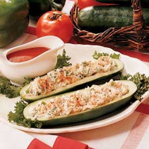 Stuffed Cucumbers Stuffed Cucumbers, Zucchini Stuffed, Cucumber Recipes, Garden Recipes, Veggie Dishes, Soup And Salad, Veggie Recipes, Side Dish Recipes, Appetizer Snacks