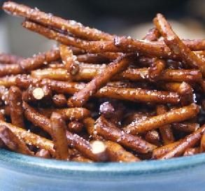 Spiced Honey Pretzels: Not only do these utterly addictive pretzels have that salty-sweet thing going on, they're low in fat and calories — the perfect snack, in our book! Low Calorie Recipes Snacks, Spiced Pretzels, Low Cal Snacks, Cinnamon Sugar Pretzels, Spiced Honey, 100 Calorie Snacks, 100 Calorie, Pretzels Recipe, Pretzel Sticks