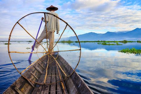 A fisherman on Inle Lake, Myanmar Shan State Myanmar, Shan State, Sunrise Lake, Inle Lake, Backpacking Asia, Yangon, Destination Voyage, Bagan, Mandalay