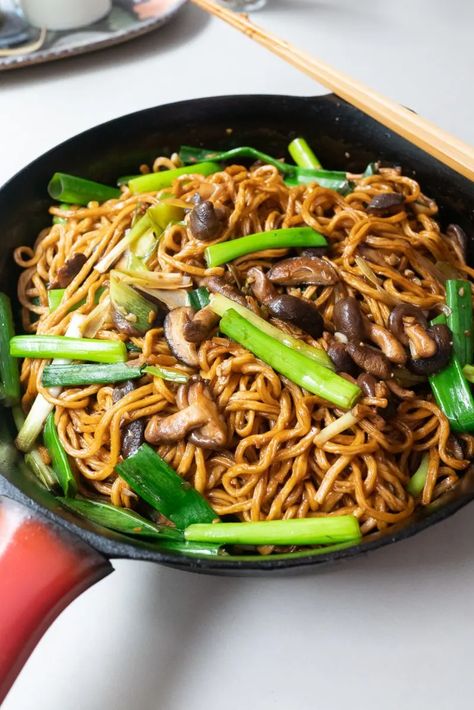 Tasty Noodles Recipe, Hawaii Recipes, Longevity Noodles, Hawaiian Dishes, Chinese Noodles, Meat Free Recipes, Hawaii Food, Asian Noodles, Garlic Mushrooms