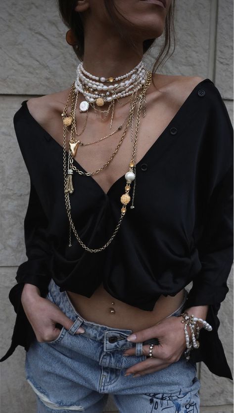 Chic Pearl Charm Choker Necklace, Choker Necklace Outfit, Statement Pearl Choker, Baroque Pearl Choker Necklace With Pearl Charm, Baroque Pearl Drop Choker Necklace, Baroque Pearl Chain Choker, Gold Pinky Ring, Necklace Outfit, Accessory Inspo