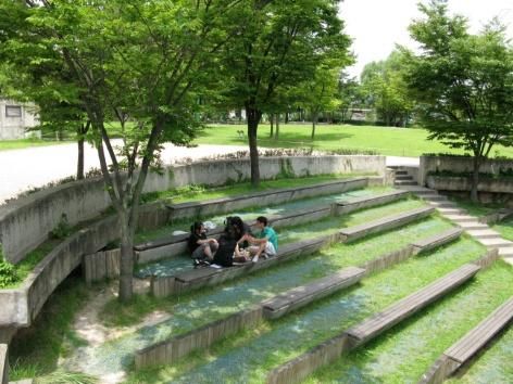 There are many inviting gathering spaces where people can sit and relax in the shade. Photo by Nepal Asatthawasi , Seonyudo Park | Case studies | CABE Amphitheater Architecture, House Garden Landscape, Landscape Stairs, Outdoor Gathering Space, Web Archive, Uk Government, Areas Verdes, Outdoor Theater, Sloped Garden