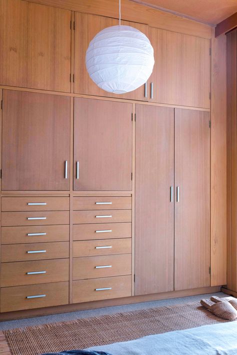 70s Interior Design Mid Century Modern, Mid Century Modern Closet, Mid Century Wardrobe, 70s Interior Design, Small Bedroom Inspiration, Bedroom 2024, 70s Interior, Joinery Design, Mid Century Modern Bedroom