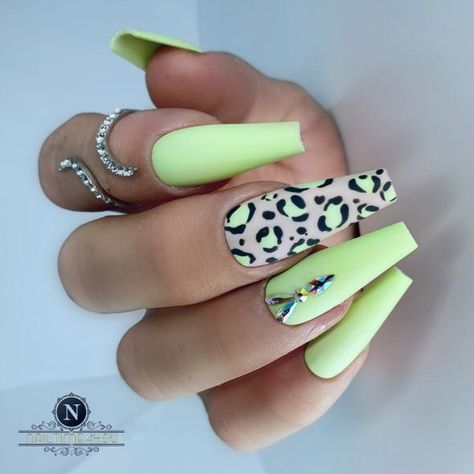 LEO HONEY MELON – NAILTIME4YOU Matte Light Green Nails, Leo Nails, Lime Green Nails, Neon Nail Designs, Neon Green Nails, Animal Print Nails Art, Ten Nails, Leopard Print Nails, Green Nail Designs