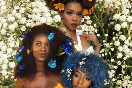 15 Times Naturalistas Looked Drop Dead Gorgeous With Flowers In Their Hair Afrikaanse Mode, Hippie Hair, Wavy Bobs, Mode Boho, Original Characters, Natural Hair Inspiration, Drop Dead, Natural Hair Journey, Hair Photo