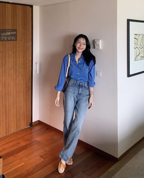 Osaka Outfit, Tita Fits, Ootd Moodboard, Clean Outfit, Ootd Korean Style, Mom Jeans Style, Korean Fits, College Outfit, College Fits