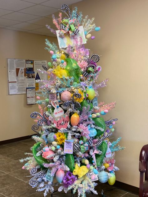 Easter Trees Decorated, Easter Tree Topper Ideas, Easter Office Decorations Ideas, Easter Trees Ideas, Spring Christmas Tree Ideas, Easter Christmas Tree Ideas, Easter Christmas Tree, Spring Christmas Tree, Spring Tree Decorations