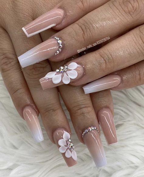 White 3d Flower Nails, Ongles Beiges, Acrylic Nail Designs Coffin, Diy Acrylic Nails, Winter Nails Acrylic, Ombre Acrylic Nails, Flower Nail Designs, Cute Acrylic Nail Designs, Glow Nails