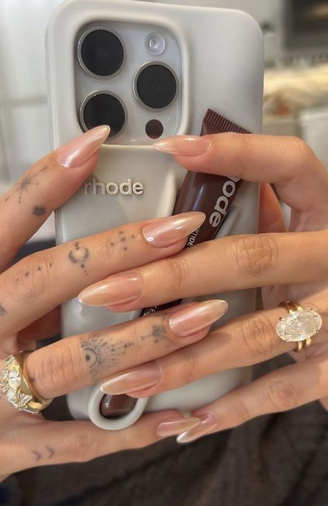 Fall Brown Nails, Fall Nails Brown, Nails Hailey Bieber, Hailey Bieber Nails, Bieber Nails, Winter Nail Art Designs, Nail Fall, Reflective Nails, Fall Nail Design