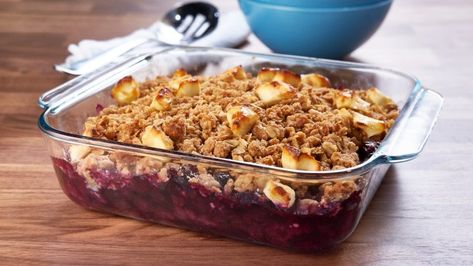 Blueberry crumble with cream cheese and lemon zest Blueberry Crumble Recipes, Canadian Summer, Mary's Kitchen, Mary Berg, Peach Crumble, Sbs Food, Blueberry Crumble, Blueberry Cream Cheese, Crumble Recipe