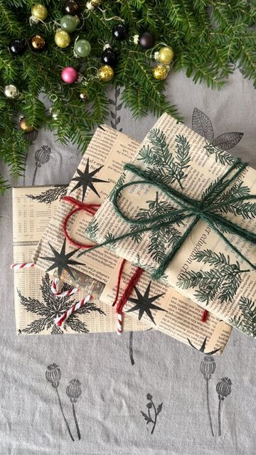 Linocut Wrapping Paper, Newspaper Christmas Wrapping, Newspaper Wrapping Ideas, Sustainable Christmas Wrapping, Newspaper Gift Wrapping Ideas, Stamped Wrapping Paper, Rapping Gifts, Recycled Christmas Gifts, Diy Christmas Wrapping