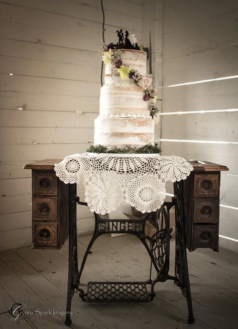 Singer sewing table as a cake table. Vintage Cake Table, Singer Sewing Table, Wedding Cake Backdrop, Vintage Wedding Cake Table, Cake Backdrop, Sewing Machine Cake, Singer Sewing Tables, Sewing Cake, Rustic Mantle