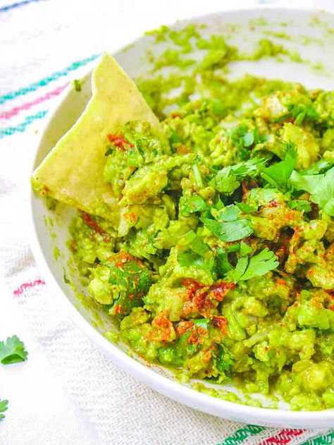 Healthy Guacamole Recipe (Low Calorie!) | The Picky Eater Healthy Guacamole Recipe, Healthy Guacamole, Guacamole Dip Recipes, Mexican Ceviche, Chipotle Peppers, Mexican Recipe, Baked Asparagus, Homemade Guacamole, Chipotle Pepper