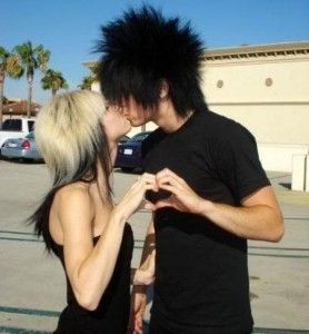 emo kisses. hahahaha. its like the video compilation of smother me by the used. Cute Emo Couples, Emo Couples, Emo Pictures, Emo Teen, Scene Aesthetic, Emo Love, 2000s Emo, Scene Queens, Emo Kid