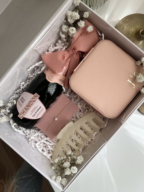 Damas Gift Ideas, Gifts For Damas Cute Ideas, Desi Bridesmaid Boxes, Bridesmaid Proposal Perfume, Bridesmaid Proposal Clear Box Ideas, Birthday Party Souvenirs, Diy Gift For Bff, Bridal Boxes, Bridesmaid Diy