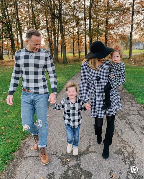 What’s easier to coordinate than black and white? #oldnavy has the best budget friendly finds for the whole family and my #amazon #buffaloplaid dress is a nice mix to the pattern. Also love the hubby’s #distressed #abercrombie #jeans Plaid Family Pictures Outfits, Outfits For Family Photos, Family Plaid, Checked Shirt Outfit, Buffalo Plaid Outfit, Christmas Outfits Dressy, Fun Family Pictures, New Year Photoshoot, Large Family Photos