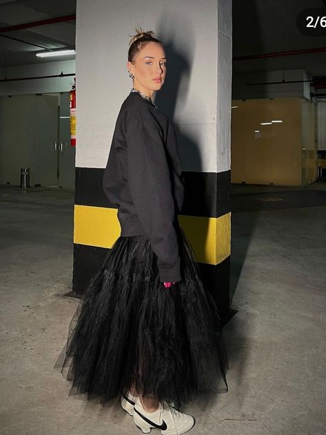 Tulle Skirt Leather Jacket Outfit, Grey Tulle Skirt Outfit, Tulle Midi Skirt Outfit, Tulle Skirt Outfit Winter, Tule Skirt Outfit, Tulle Skirt Outfit Casual Street Style, Black Tulle Skirt Outfit, Tulle Skirt Outfits Casual, Tulle Skirt Outfit