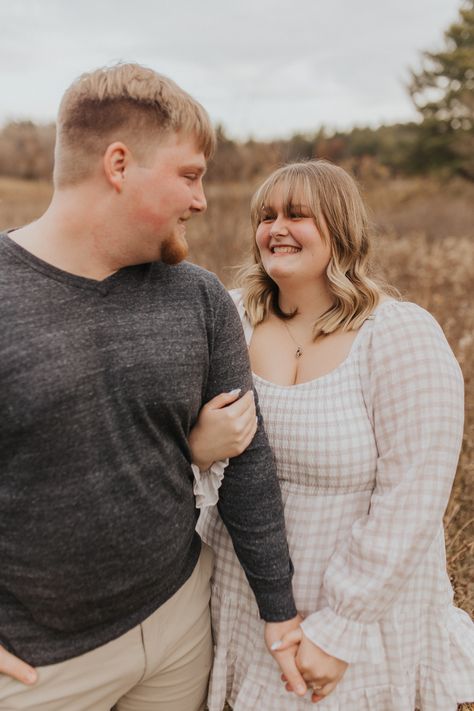 Plus Size Poses Couples, Couple Poses For Bigger Couples, Posing Larger Couples, Plus Size Photography Poses Family, Couple Picture Ideas Plus Size, Couples Photoshoot Plus Size Women, Fat Couple Poses, Chubby Couple Poses, Plus Size Couple Photoshoot