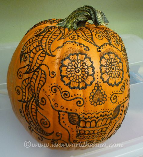 henna tattoo pumpkin! Henna Pumpkin Designs, Sugar Skull Pumpkin Painting, Henna Pumpkin, Pumpkin Tap, Tattoo Pumpkin, Day Of The Dead Pumpkin, Sugar Skull Pumpkin, Painted Pumpkin, Creative Pumpkins