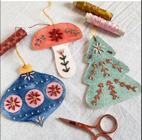 Anthropologie Felt Ornaments, Diy Embroidered Felt Ornaments, Free Felt Christmas Ornaments Patterns Tree Decorations, Diy Sewing Christmas Ornaments, Cute Felt Ornaments, Felt Christmas Decorations Diy, Felt Embroidered Christmas Ornaments, Christmas Decorations Felt, Vintage Felt Ornaments