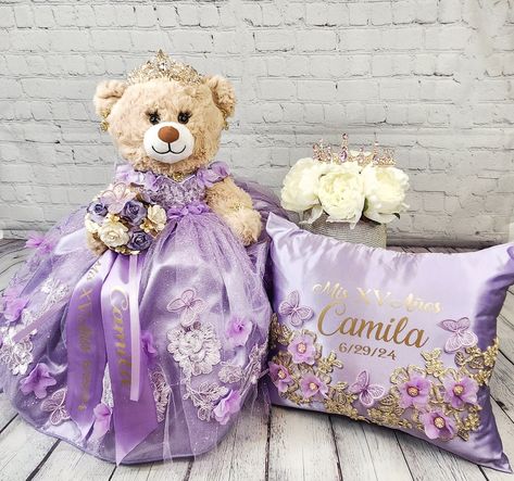 Packages: Complete package includes: 🧸 Quinceanera Bear or Doll (Includes bear or doll, Dress, Petticoat, Jewelry, Metal Tiara, Bouquet, Doll stand, Personalized ribbon) 👸🏻 Tiara upgrade for Bear/Doll  🧸 Doll stand for the Bear/Doll  ️ Kneeling Pillow  👸 Tiara Pillow 📖 Guest Book 🖋️ Pen 📕Bible 🕯️Candle 📷Photo Album 💵Card/Money Box (Acrylic also available for additional cost) 🥂🍾Small Brindis Champagne Set (2 glasses & 1 bottle) 🍰Cake Serving Set ✍🏻 Personalization on items ✍🏻 Ribbon Personalization for Bear  Complete package PLUS includes:  ☝️everything above PLUS Large Brindis champagne set instead of small (16 glasses & 1 bottle)  💐Bouquet **Please indicate metal color (gold, silver or Rosegold), fabric, ribbon and tule colors, etc. **Date of the quinceanera * Name and da Purple Gold Quinceanera Theme, Rupunzel Quince Theme, Quinceanera Bear, Rapunzel Quinceanera Theme, Quinceañera Decorations, Gold Quinceanera Theme, Purple Quinceanera Theme, Kneeling Pillow, Bottle Bouquet