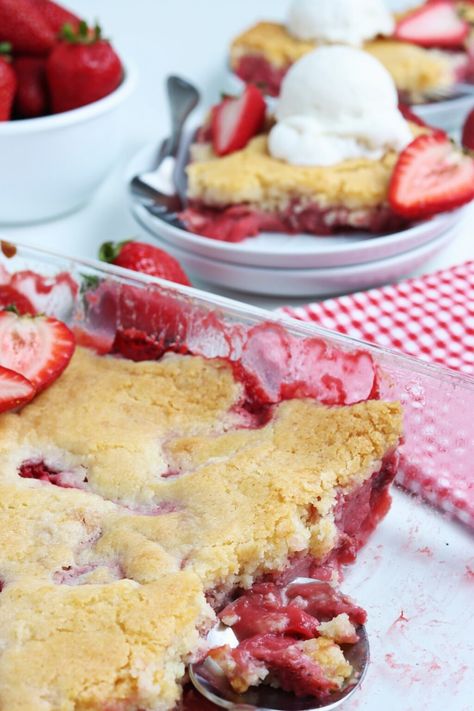 Easy Strawberry Cobbler Recipe - Hip Mama's Place Easy Strawberry Cobbler, Fresh Strawberry Cobbler, Strawberry Cobbler Recipe, Cobbler With Bisquick, Strawberry Cobbler Recipes, Fresh Strawberry Recipes, Strawberry Cobbler, Southern Desserts, Bisquick Recipes