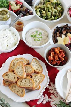 DIY Crostini Bar Bachelorette Snacks, Reception Snacks, Crostini Bar, Crostini Appetizers, Gluten Free Puff Pastry, Crostini Recipes, Bar Wedding, Dinner Appetizers, Dinner Meals