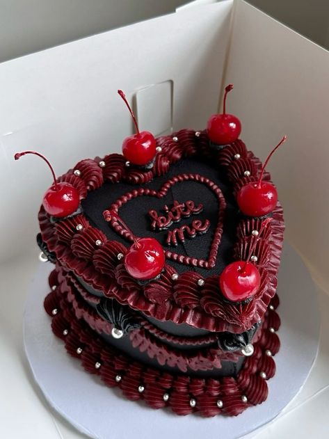 Gothic Birthday Cakes, Debut Cake, Gothic Cake, Halloween Birthday Cakes, 20 Birthday Cake, Vintage Birthday Cakes, Baking 101, Red Cake, 18th Birthday Cake