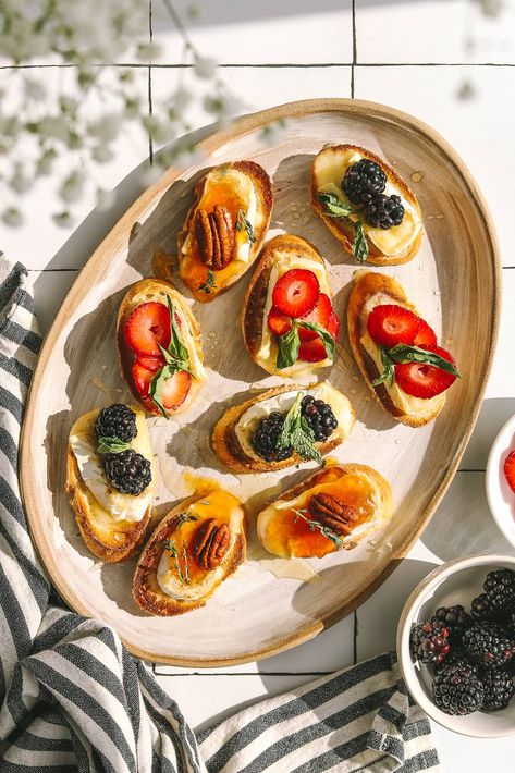 Make these Easy and Quick Berry Brie Crostini Appetizer for Spring or Summer entertaining! Three delicious flavour combinations to choose! Brie Cheese Appetizer, Brie Crostini, Work Treats, Crostini Appetizer, Gluten Free Baguette, Summer Appetizer Recipes, Pecan Baked Brie, Summer Appetizers, Baked Brie Recipes