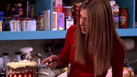 12 '90s Inspired Foods To Make At Your Holiday Party Thanksgiving Trifle, Thanksgiving Sandwich, English Trifle, Friends Fan, Shepherds Pie Recipe, Green Cake, Trifle Recipe, Friends Moments, Rachel Green